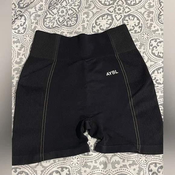 Aybl reflex seamless shorts black size Large EUC - Picture 4 of 8